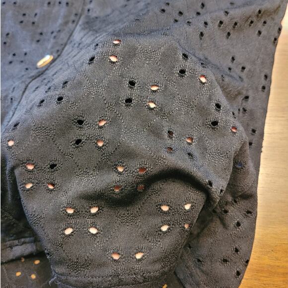 Daisy Fuentes Women’s Floral Cutout Black V-Neck Flutter Sleeve Top L EUC - Picture 7 of 7